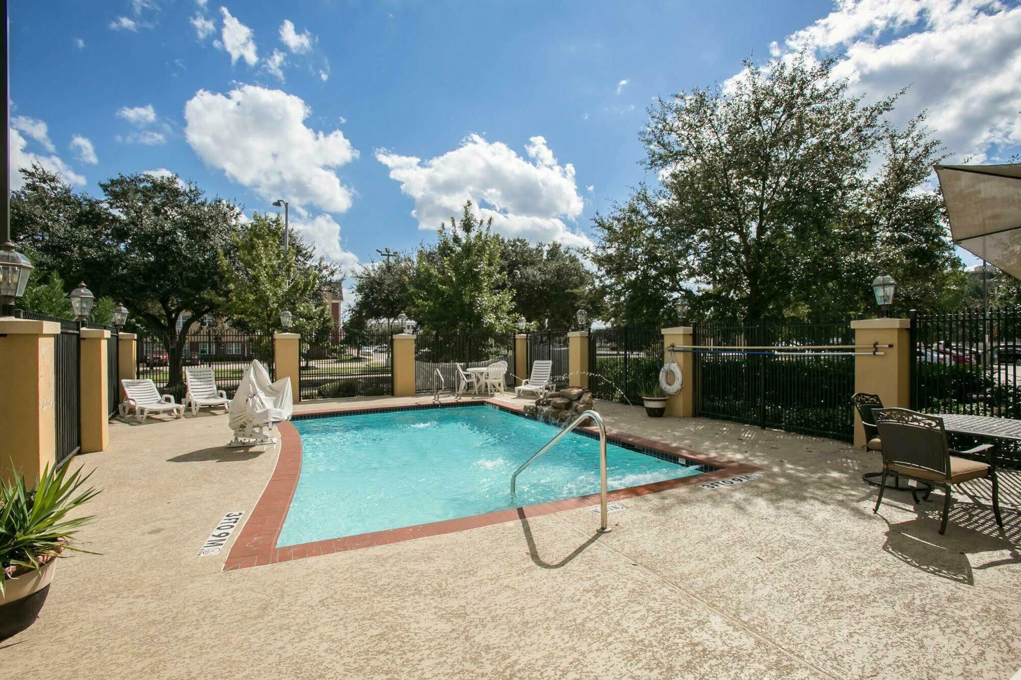 Sleep & Hwy 290-nw Freeway Hotel 3*