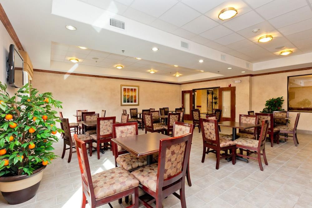 Sleep & Hwy 290-nw Freeway Hotel 3*